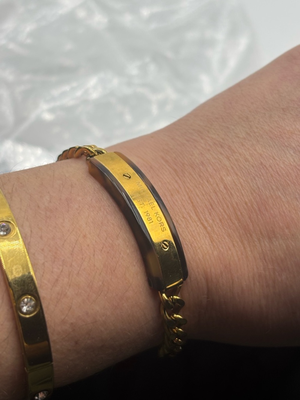 MICHAEL KORS Logo Plaque Curb Gold Tone Chain ID Bracelet, Tortoise Shell Decor